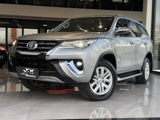 TOYOTA HILUX SW4 2.8 SRX 4X4 7 LUGARES 16V TURBO INTERCOOLER DIESEL 4P AUTOMÁTICO TOYOTA HILUX SW4 2.8 SRX 4X4 7 LUGARES 16V TURBO INTERCOOLER DIESEL 4P AUTOMÁTICO